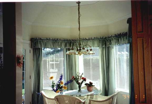 dinette.jpg (31545 bytes)