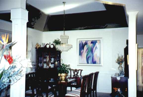 dining.jpg (31545 bytes)